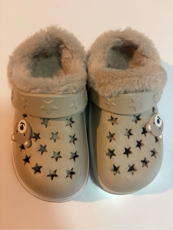 Stepping stones Other - Stepping Stones Kids Clogs Fur Lined Tan Grey Star Cutouts Bear Charm Size 9C
